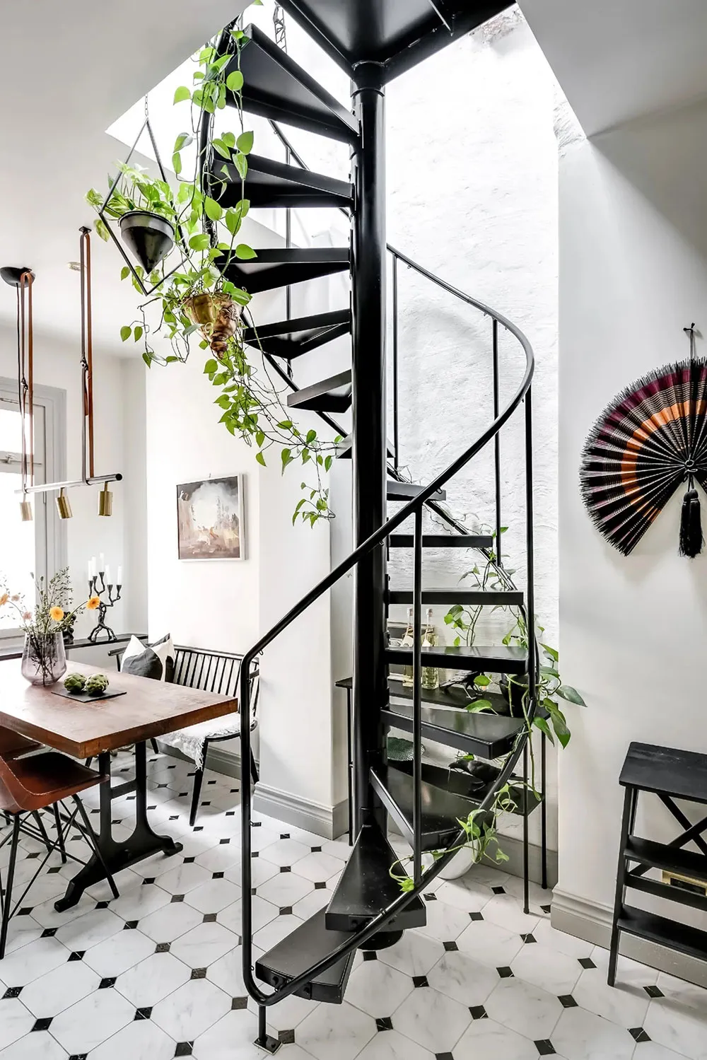 Szwedzki mieszkanie z windową schodami i sypialnią za szybą (72 m²) - Gallery image 26