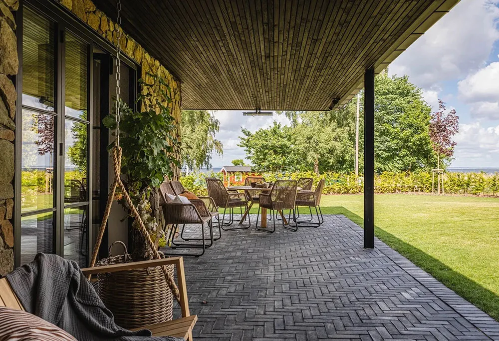 Стильные натуральные интерьеры шведского дома из дерева и камня - Gallery image 30