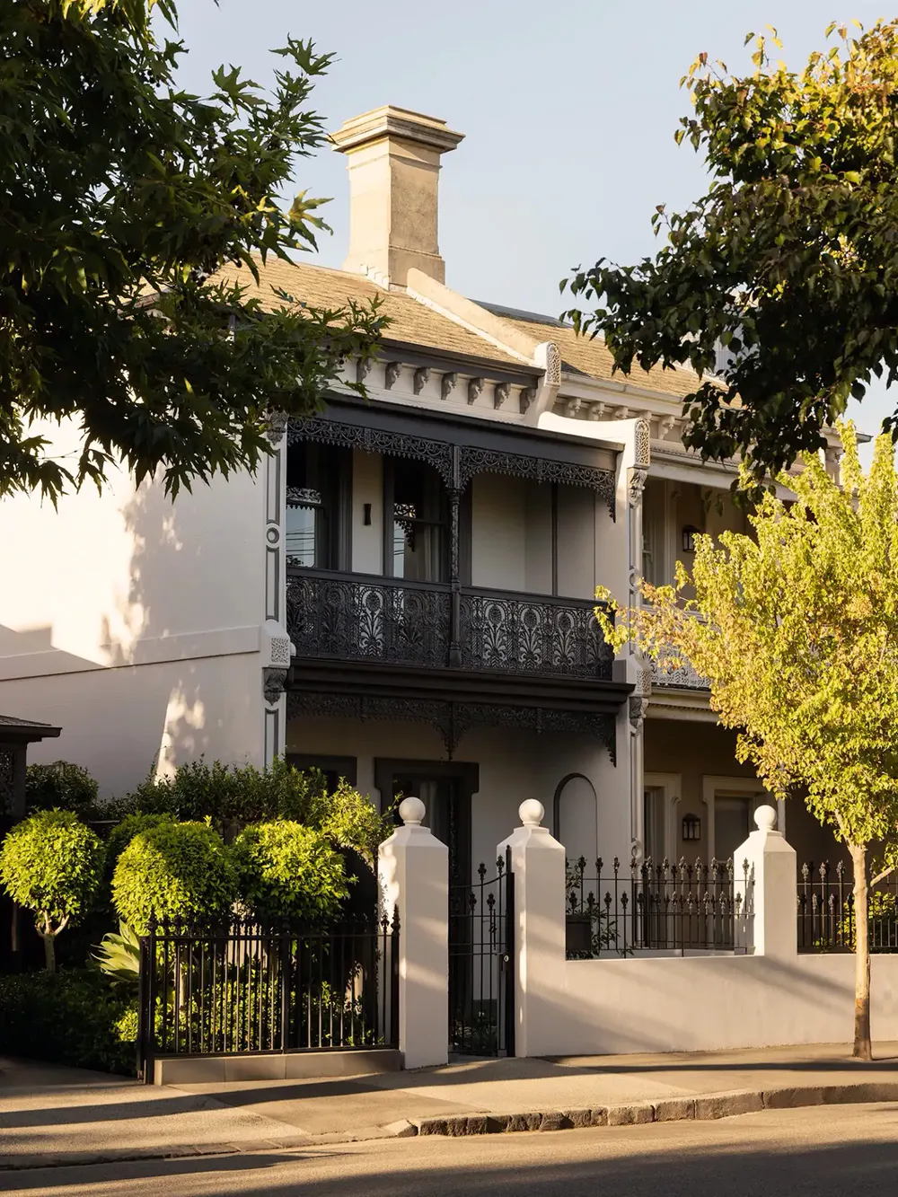 Спокойный современный интерьер в Мельбурне с пастельными вставками и искусством - Gallery image 1