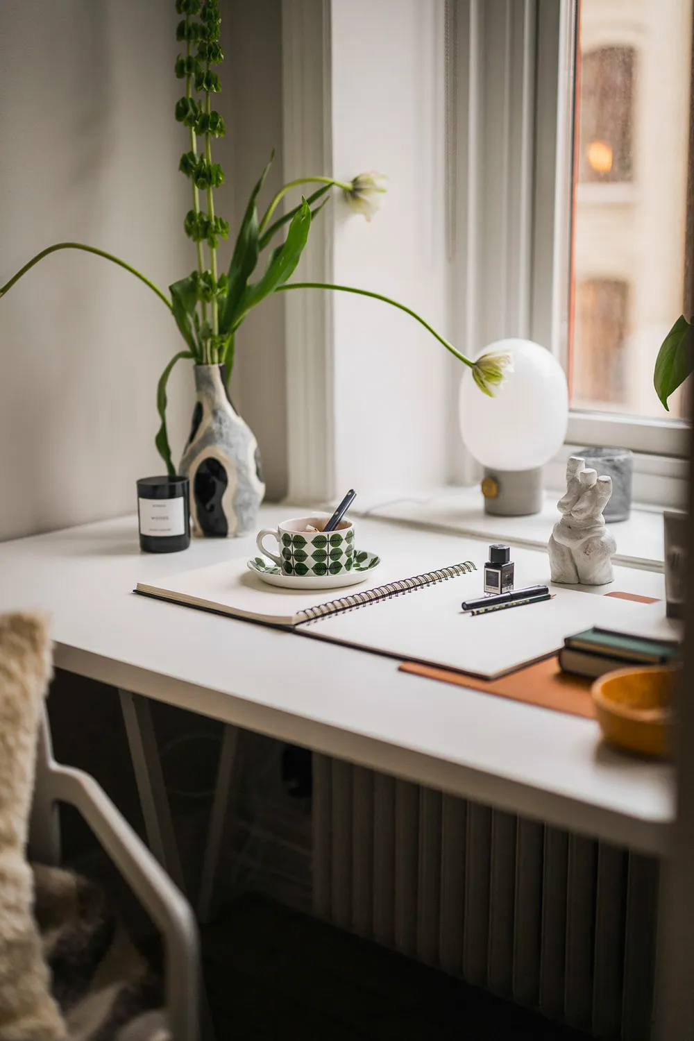 Effectively styled gray living room and pink kitchen: apartment in Gothenburg (72 sqm) - Gallery image 23