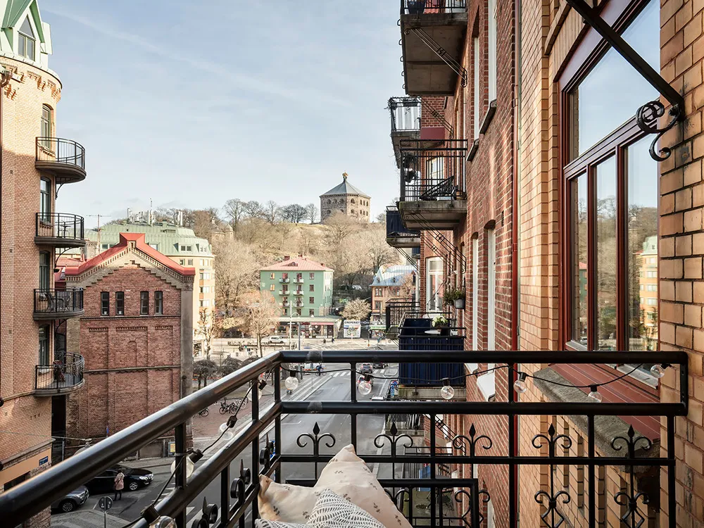 Effectively styled gray living room and pink kitchen: apartment in Gothenburg (72 sqm) - Gallery image 19