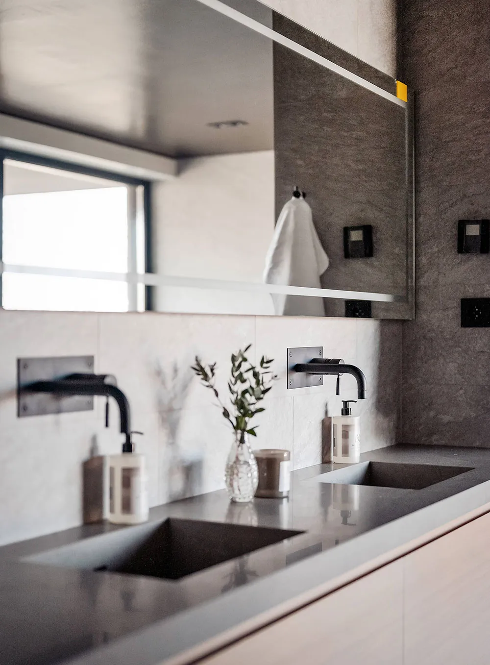 スウェーデンにある、夕日の景色を楽しめるモダンな住宅で、インテリアも上品です。 - Gallery image 13