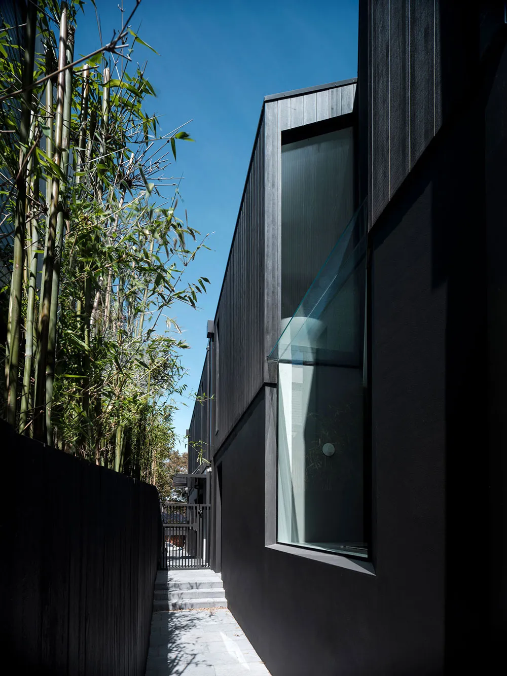 Diseño moderno luminoso con fuertes contrastes en Sídney - Gallery image 1