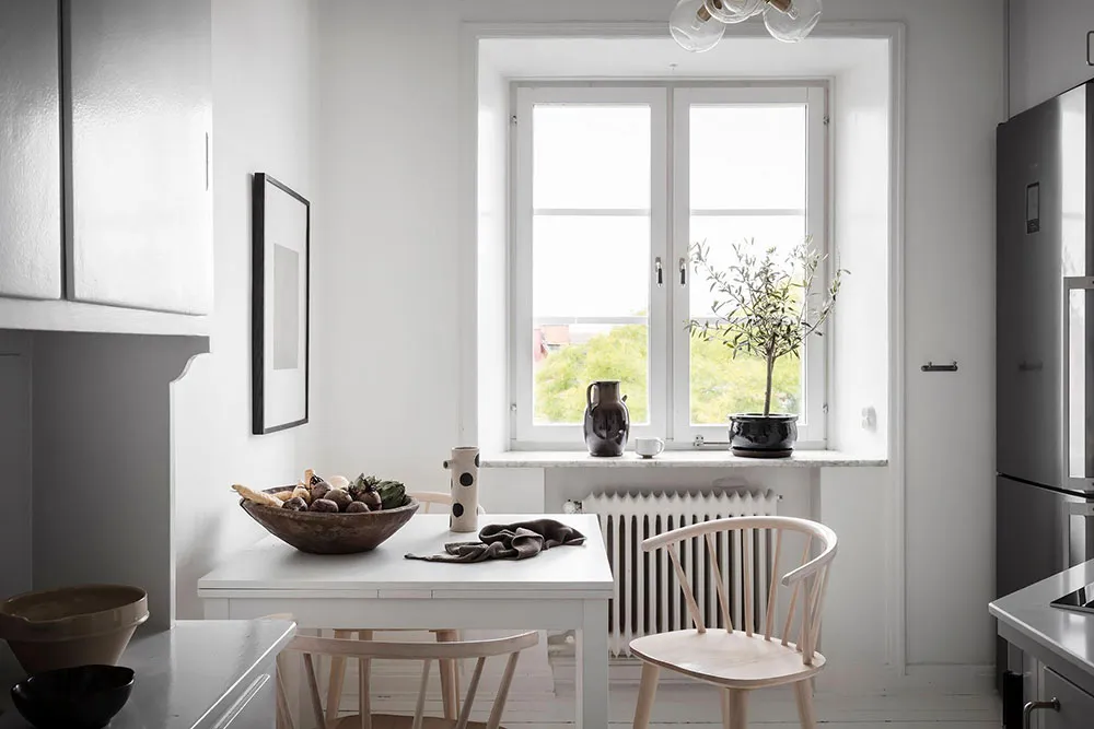 Intérieur scandinave blanc avec salle à manger passagère et chambre bleue (73 m²) - Gallery image 18