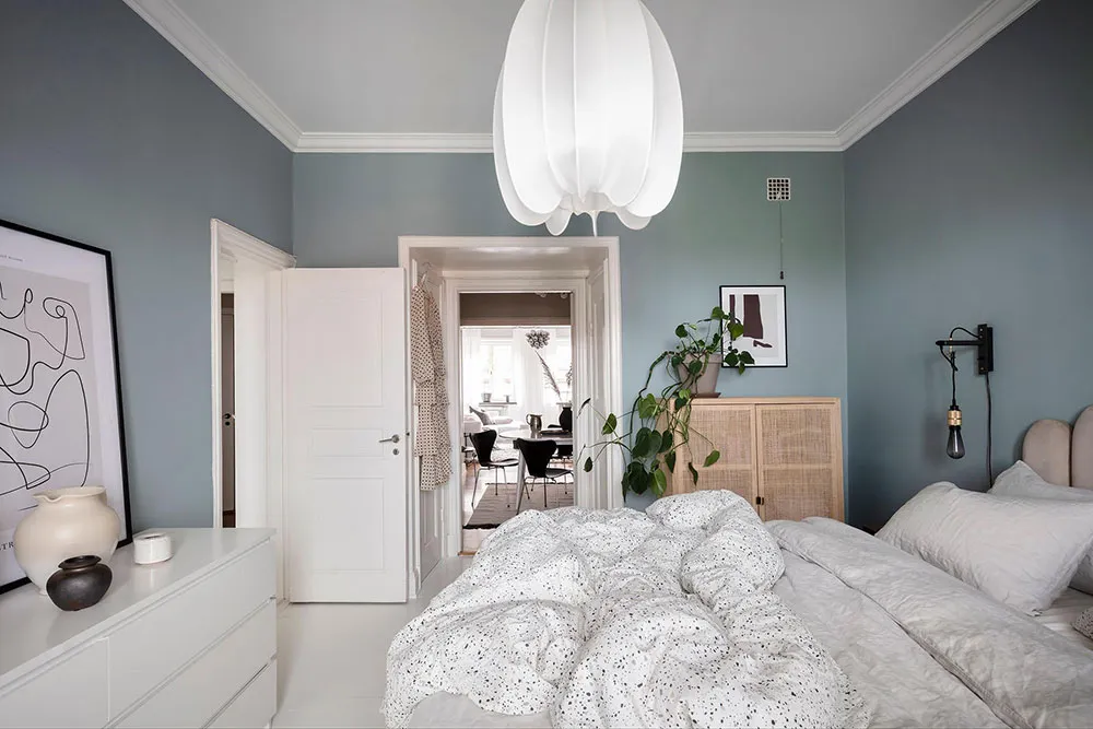 Intérieur scandinave blanc avec salle à manger passagère et chambre bleue (73 m²) - Gallery image 28