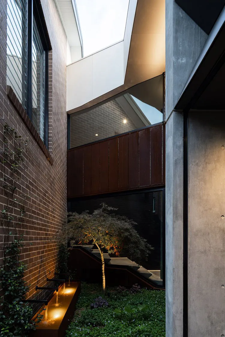 Дом с необычной крышей и эффектной черной кухней в Сиднее - Gallery image 22