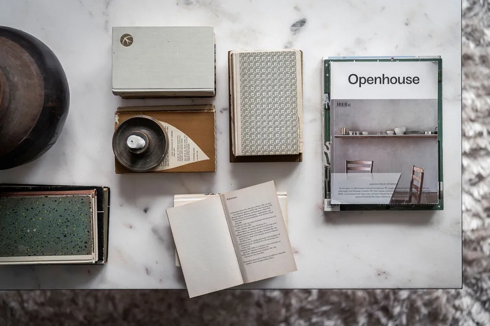 Темні стіни та затишний текстиль: квартира в Швеції - Gallery image 10