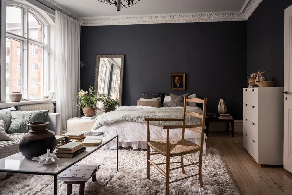 Темні стіни та затишний текстиль: квартира в Швеції - Gallery image 5