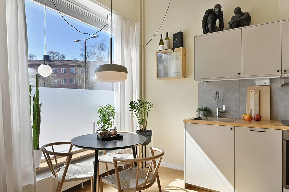 Яркий и тёплый интерьер небольшой квартиры на первом этаже в Стокгольме (34 кв. м) - Gallery image 10