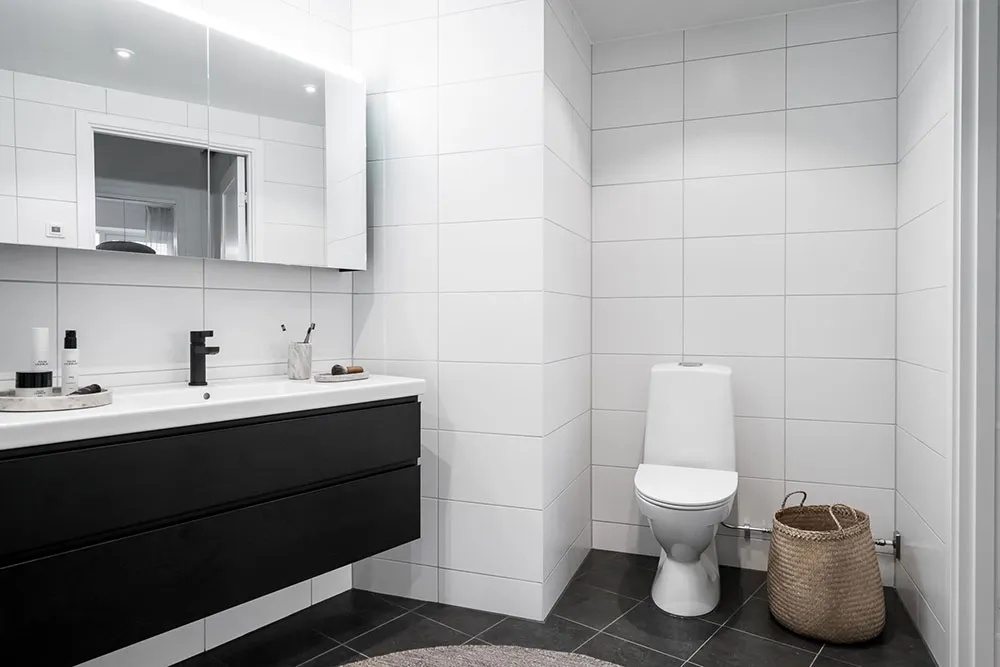 Nowoczesny skandynawski interior w odcieniach szarości w wysokim budynku w Gotenburze - Gallery image 21