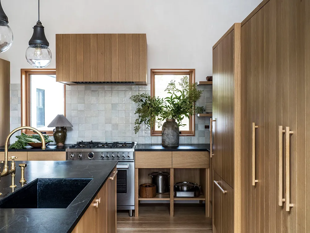 Американський дачний будинок із традиційними та сучасними елементами декору - Gallery image 10