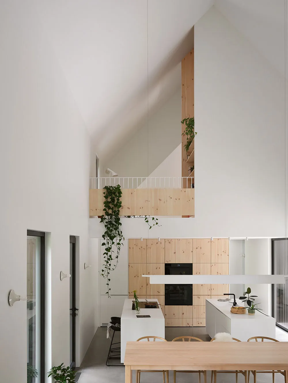 Stylischer Holzhütte im Wald mit hellen modernen Interieurs - Gallery image 11