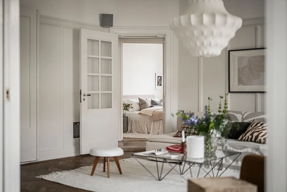 Teintes douces du blanc dans le design d'un appartement suédois spacieux - Gallery image 5