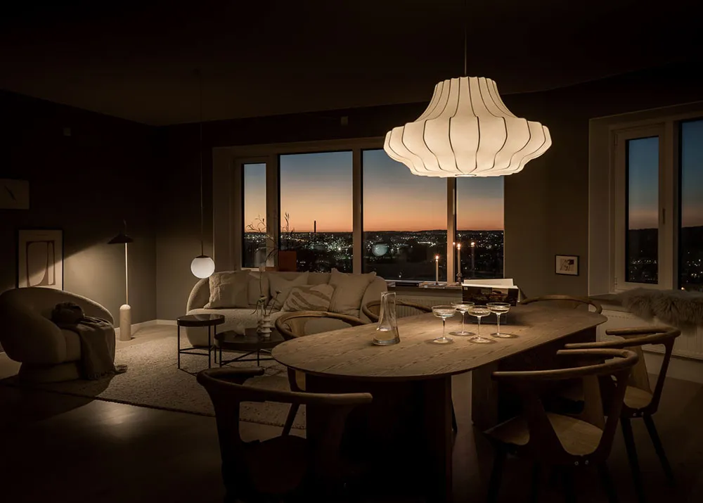 Nowoczesny skandynawski interior w odcieniach szarości w wysokim budynku w Gotenburze - Gallery image 8