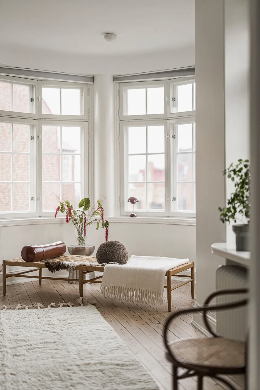 Teintes douces du blanc dans le design d'un appartement suédois spacieux - Gallery image 20