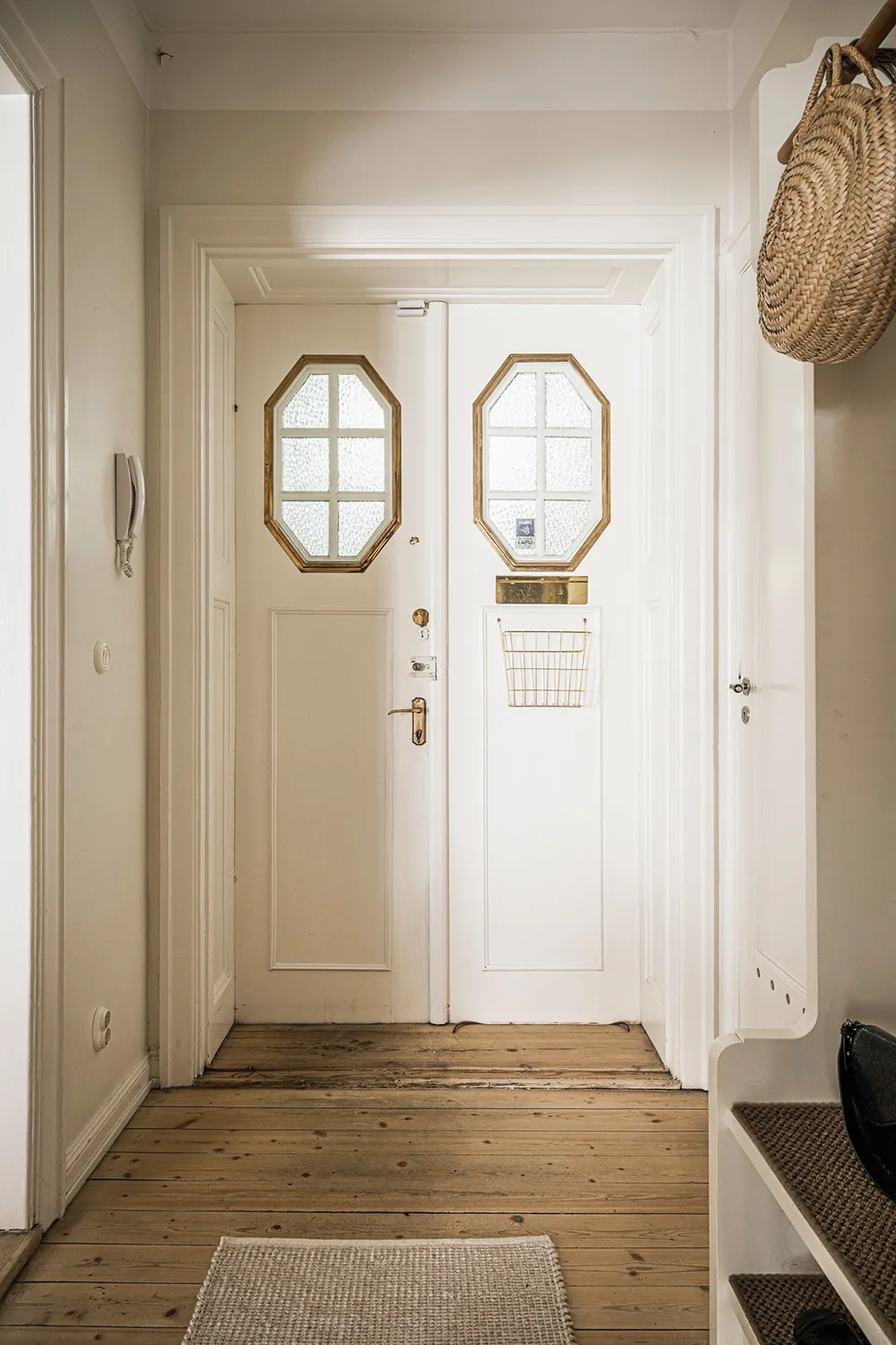 Teintes douces du blanc dans le design d'un appartement suédois spacieux - Gallery image 35