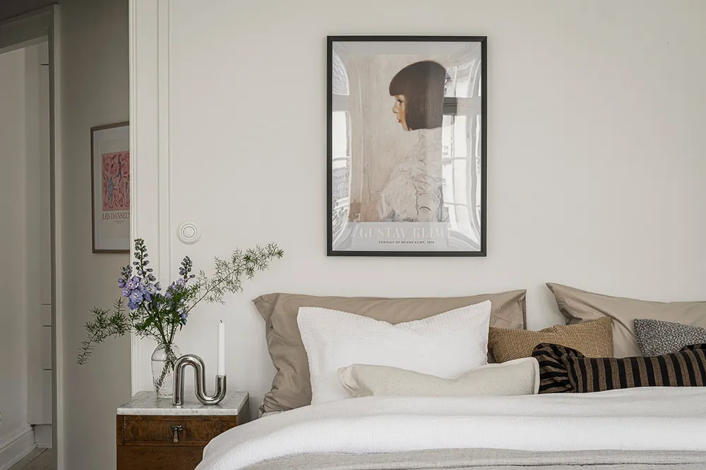 Teintes douces du blanc dans le design d'un appartement suédois spacieux - Gallery image 22