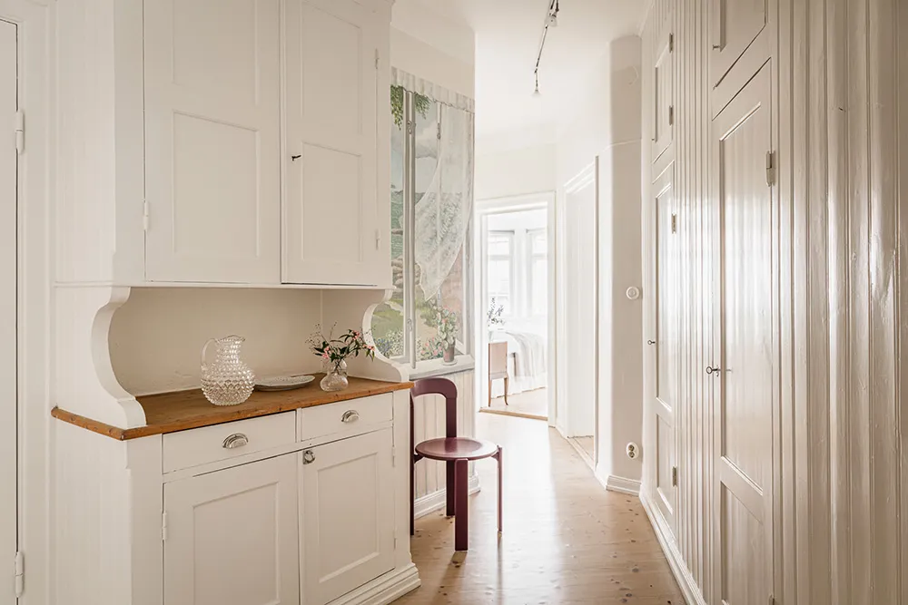 Teintes douces du blanc dans le design d'un appartement suédois spacieux - Gallery image 33