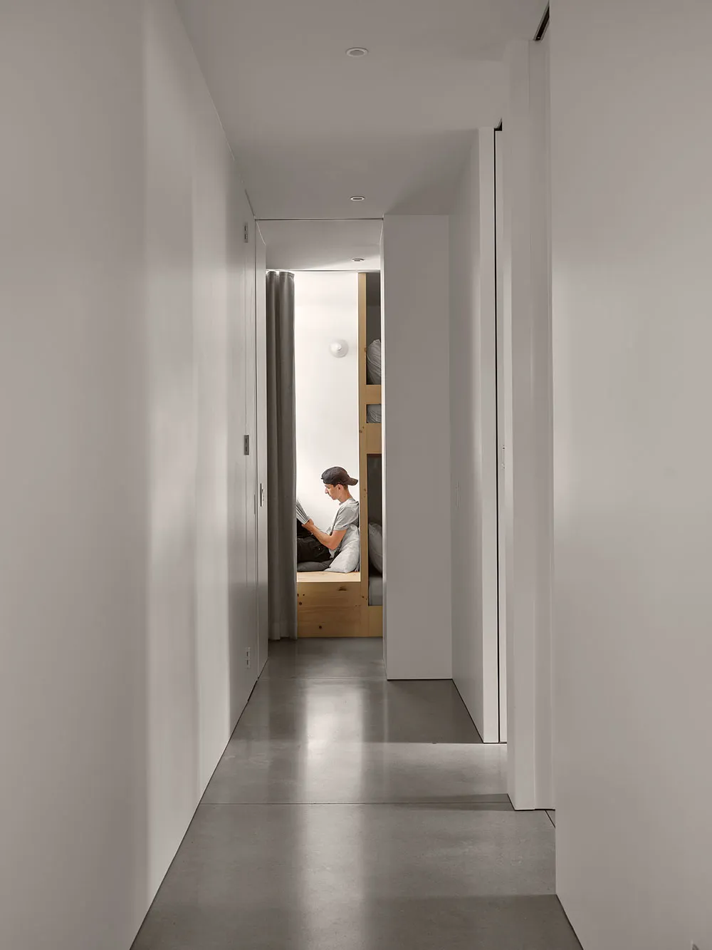 Stylischer Holzhütte im Wald mit hellen modernen Interieurs - Gallery image 28