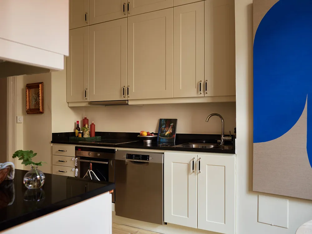 温かみのある砂色の調子と興味深いディテール:ストックホルムにあるアパートメント - Gallery image 35