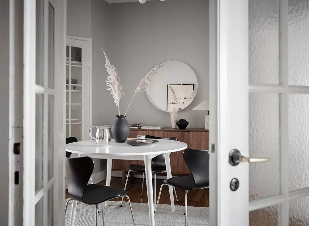 Intérieur scandinave blanc avec salle à manger passagère et chambre bleue (73 m²) - Gallery image 1