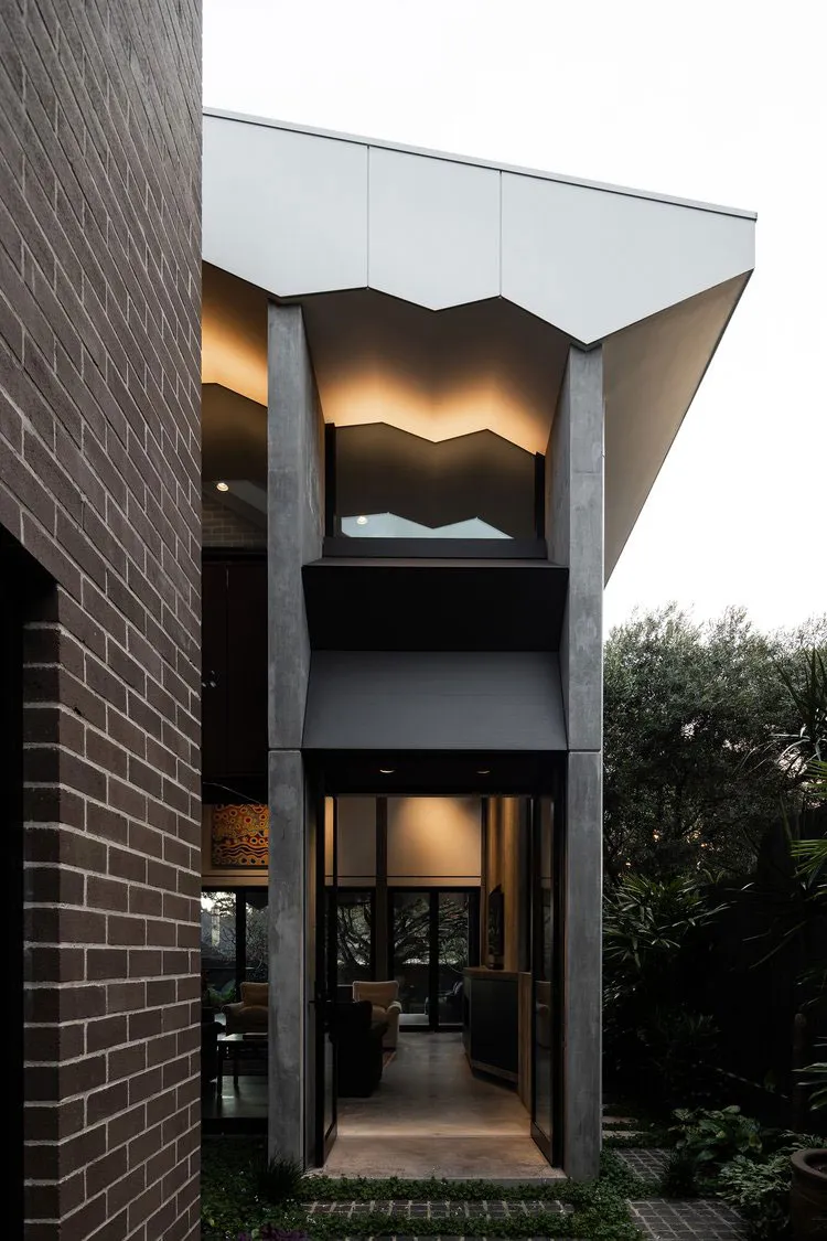 Дом с необычной крышей и эффектной черной кухней в Сиднее - Gallery image 21