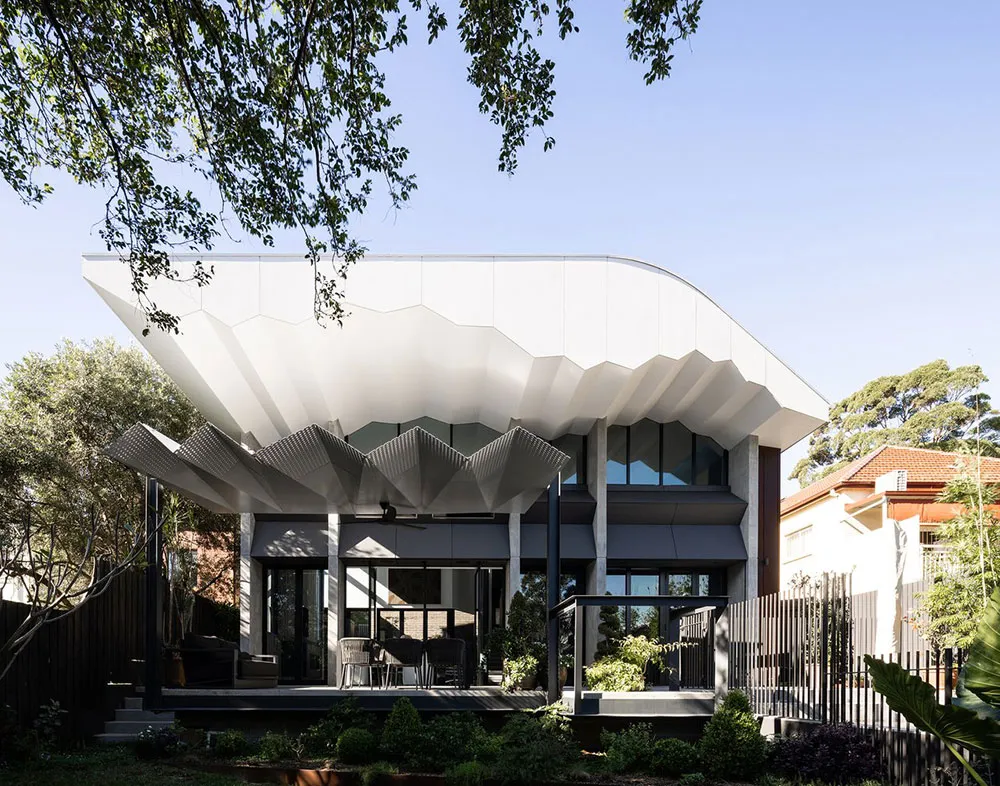 Дом с необычной крышей и эффектной черной кухней в Сиднее - Gallery image 1