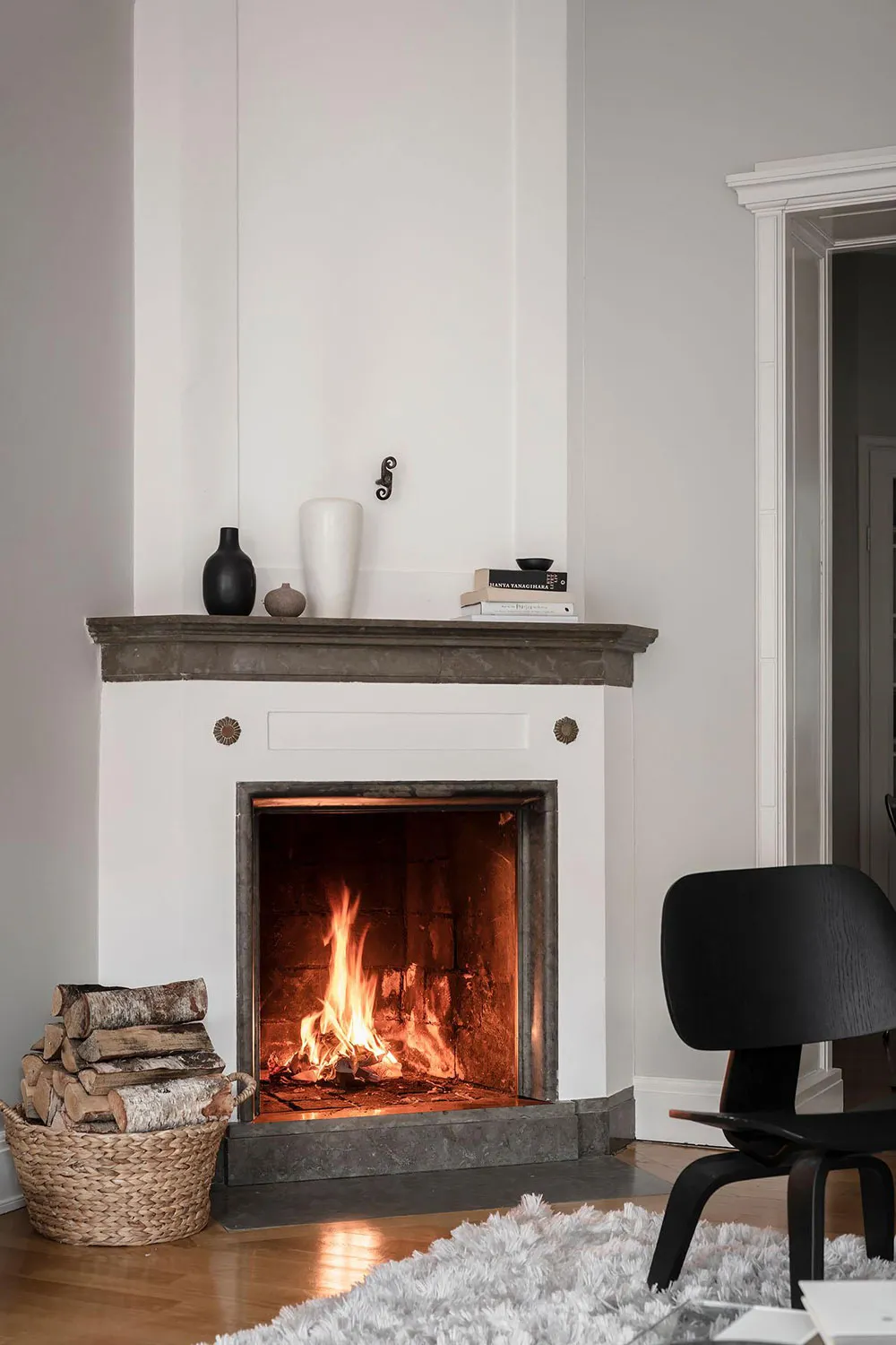 Intérieur scandinave blanc avec salle à manger passagère et chambre bleue (73 m²) - Gallery image 4