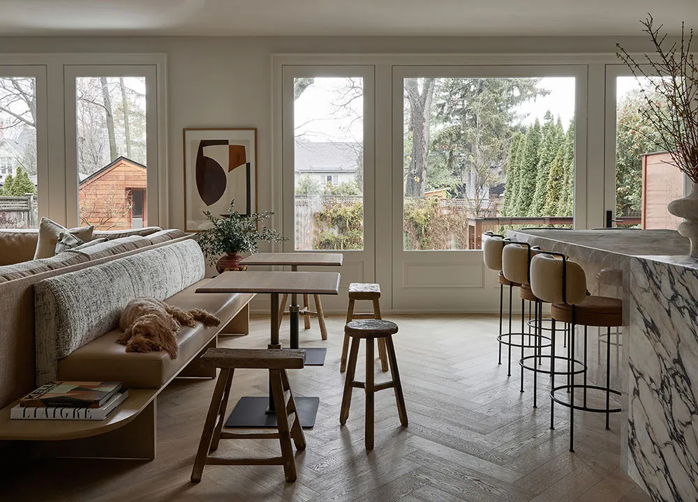 Спокойный и элегантный интерьер в землистых тонах в Канаде - Gallery image 2