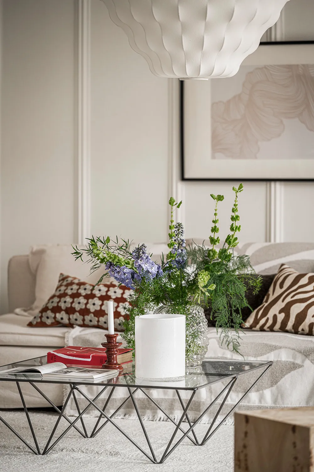 Teintes douces du blanc dans le design d'un appartement suédois spacieux - Gallery image 1