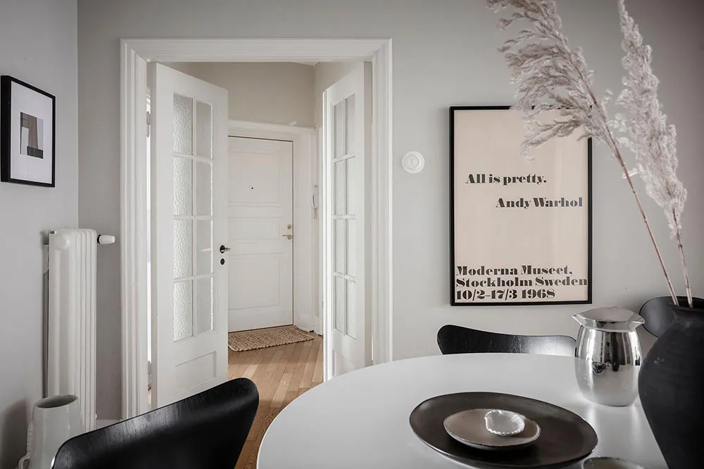 Intérieur scandinave blanc avec salle à manger passagère et chambre bleue (73 m²) - Gallery image 10