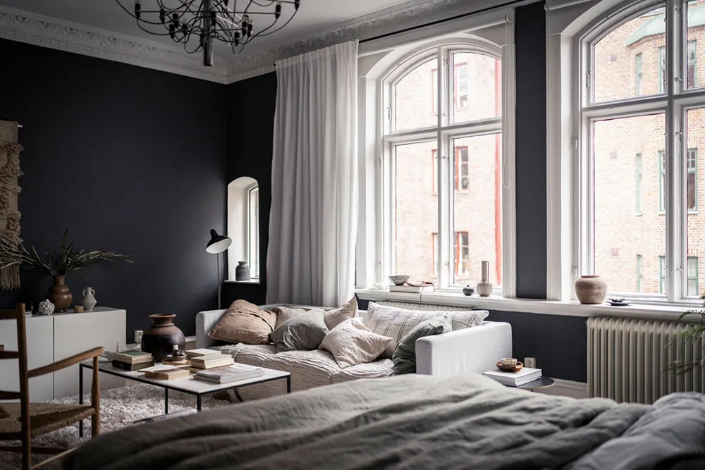 Темні стіни та затишний текстиль: квартира в Швеції - Gallery image 9