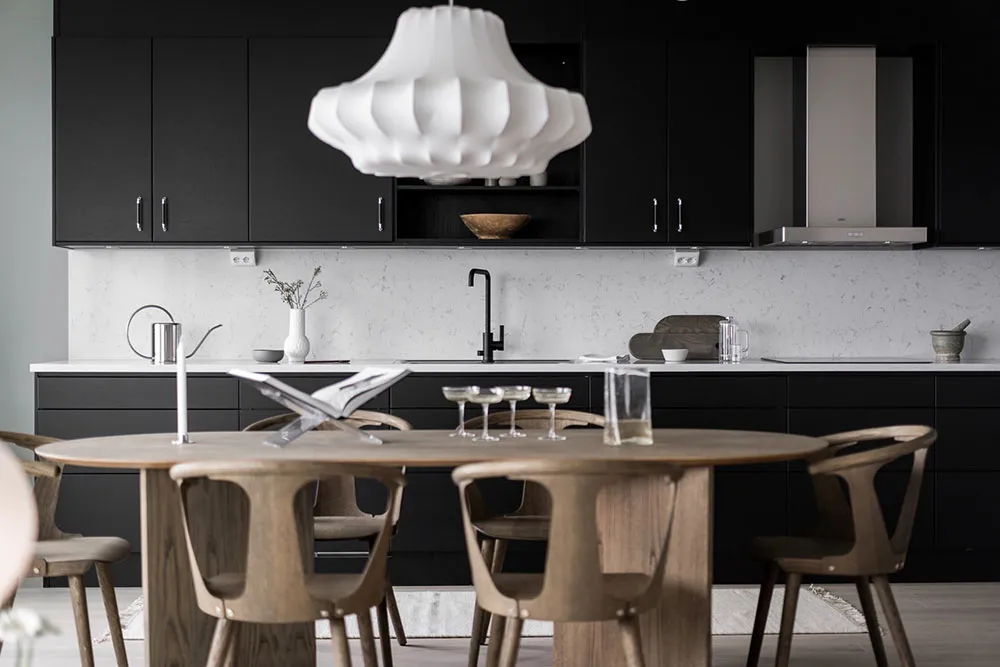 Nowoczesny skandynawski interior w odcieniach szarości w wysokim budynku w Gotenburze - Gallery image 4