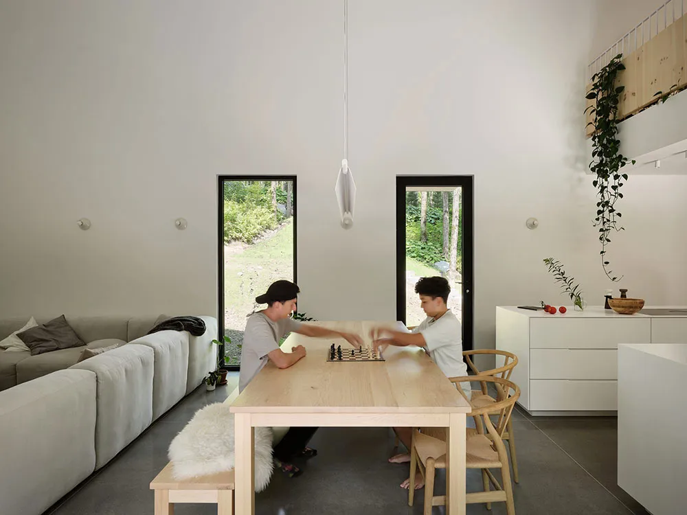 Stylischer Holzhütte im Wald mit hellen modernen Interieurs - Gallery image 13