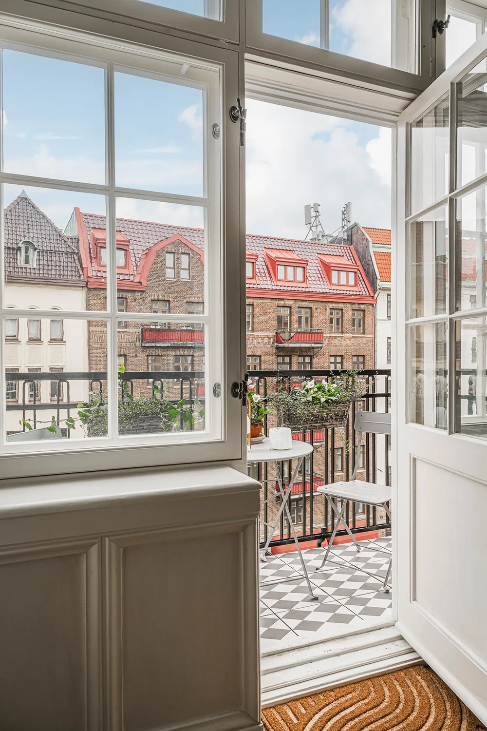 Teintes douces du blanc dans le design d'un appartement suédois spacieux - Gallery image 9