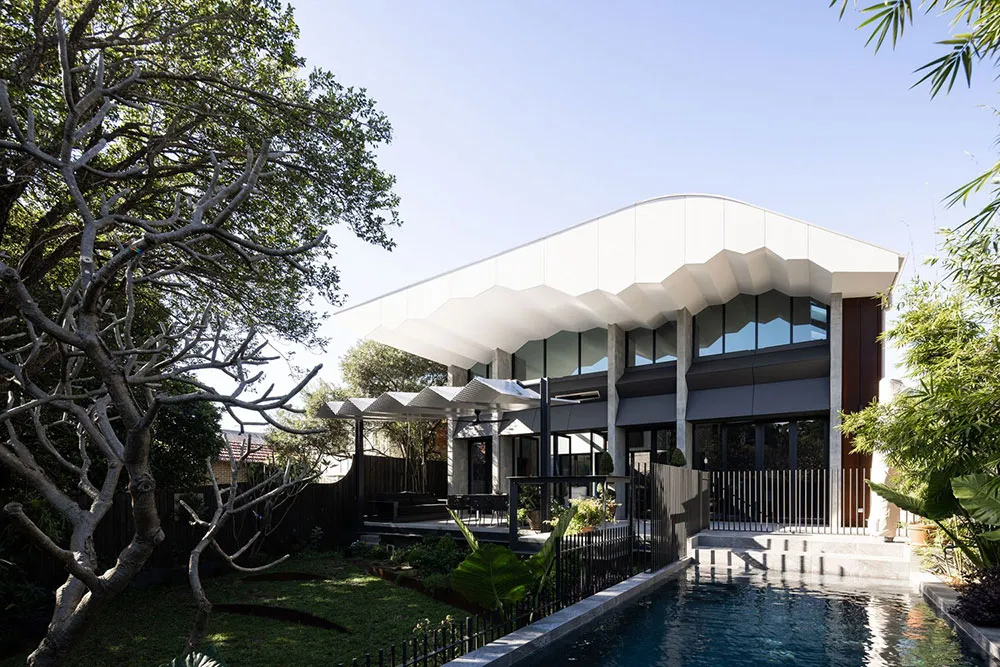 Дом с необычной крышей и эффектной черной кухней в Сиднее - Gallery image 19