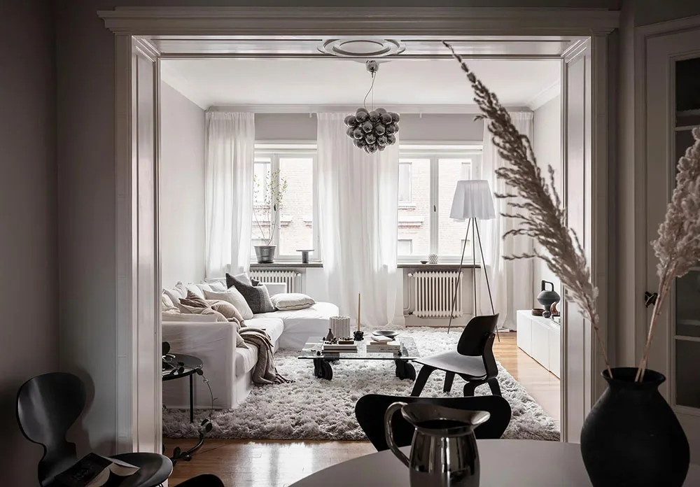 Intérieur scandinave blanc avec salle à manger passagère et chambre bleue (73 m²) - Gallery image 2