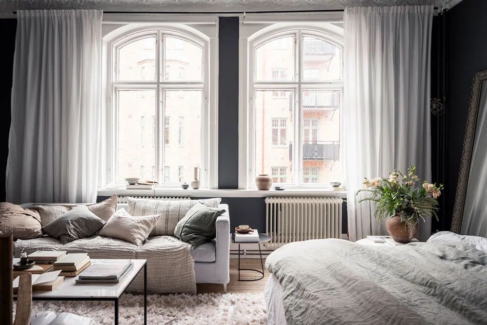 Темні стіни та затишний текстиль: квартира в Швеції - Gallery image 3