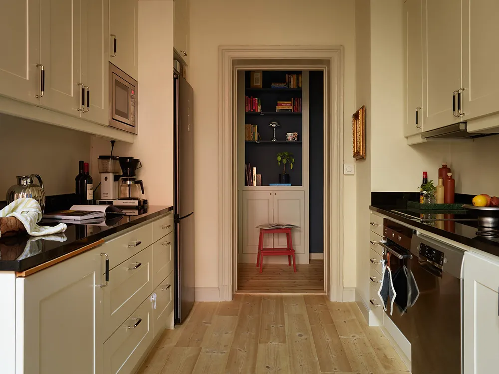 温かみのある砂色の調子と興味深いディテール:ストックホルムにあるアパートメント - Gallery image 37