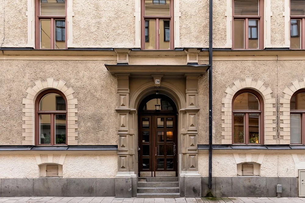 温かみのある砂色の調子と興味深いディテール:ストックホルムにあるアパートメント - Gallery image 41