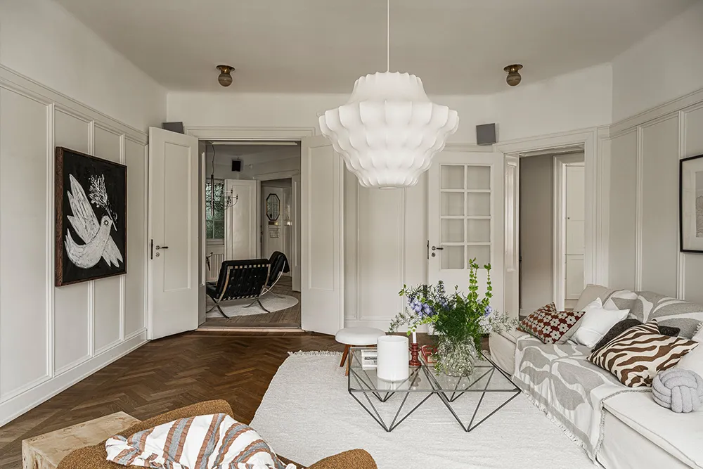 Teintes douces du blanc dans le design d'un appartement suédois spacieux - Gallery image 6