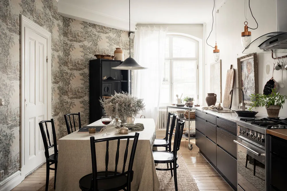 Темні стіни та затишний текстиль: квартира в Швеції - Gallery image 14