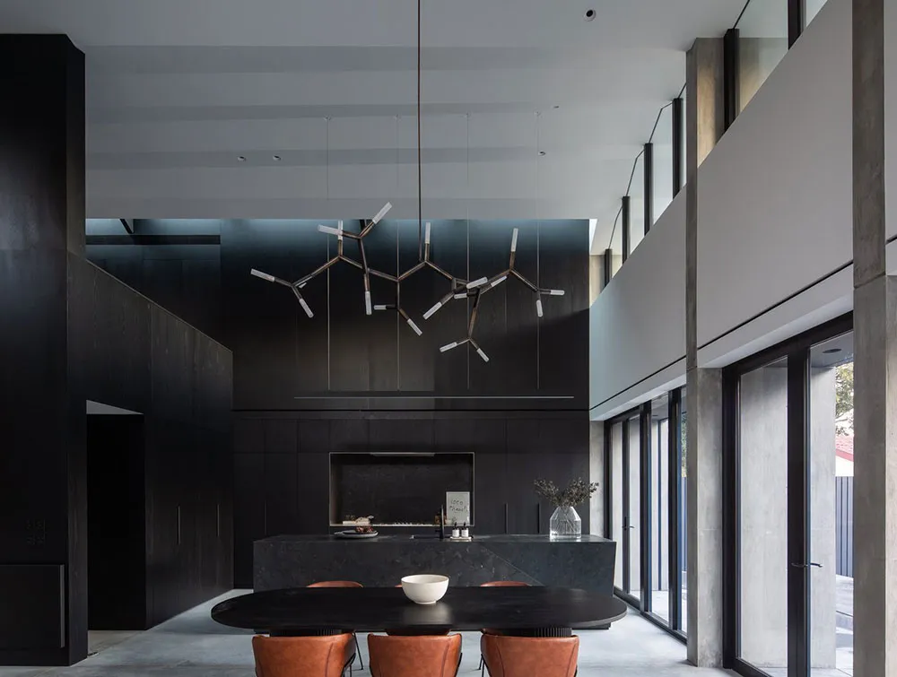 Дом с необычной крышей и эффектной черной кухней в Сиднее - Gallery image 3