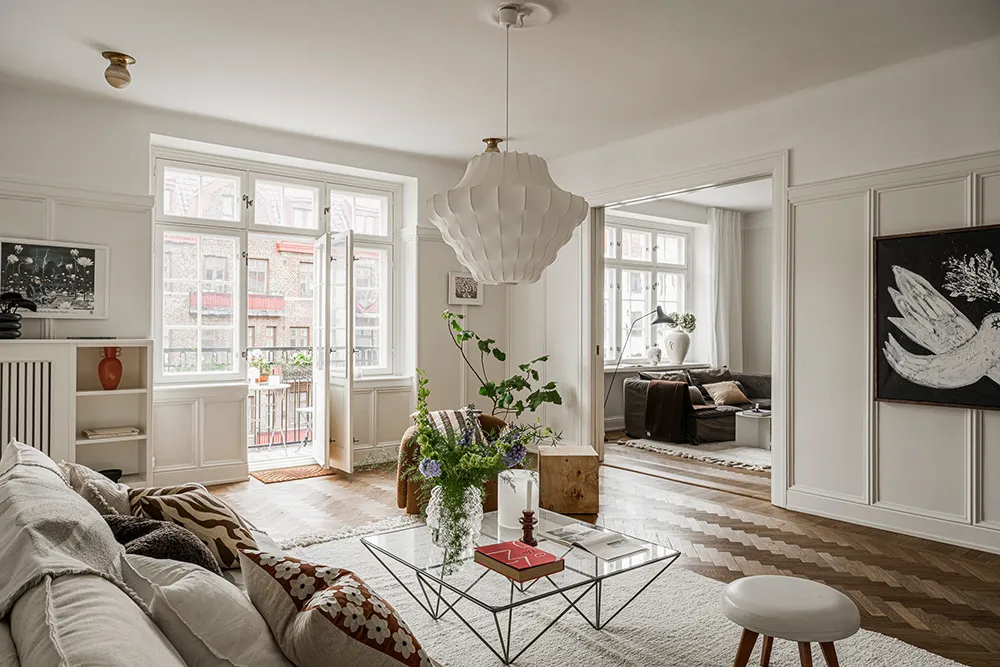 Teintes douces du blanc dans le design d'un appartement suédois spacieux - Gallery image 2