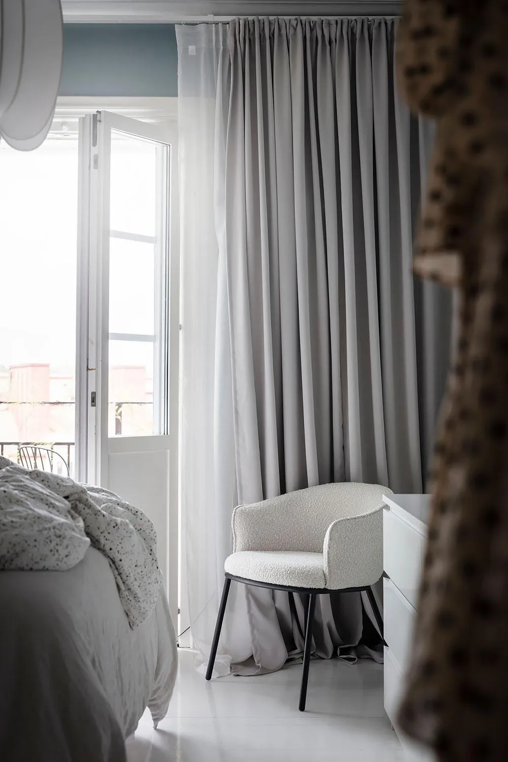 Intérieur scandinave blanc avec salle à manger passagère et chambre bleue (73 m²) - Gallery image 22