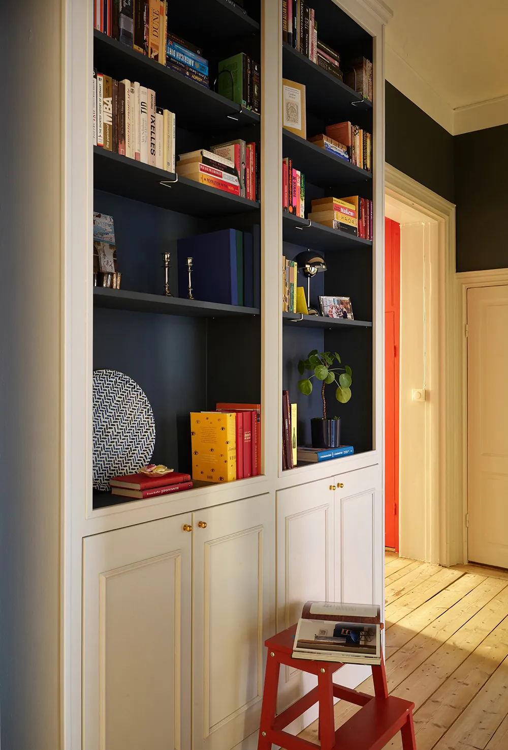 温かみのある砂色の調子と興味深いディテール:ストックホルムにあるアパートメント - Gallery image 25