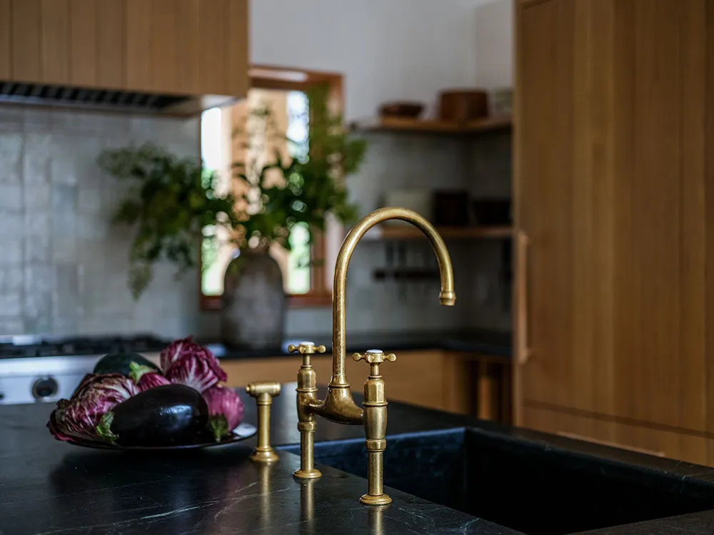 Американський дачний будинок із традиційними та сучасними елементами декору - Gallery image 11