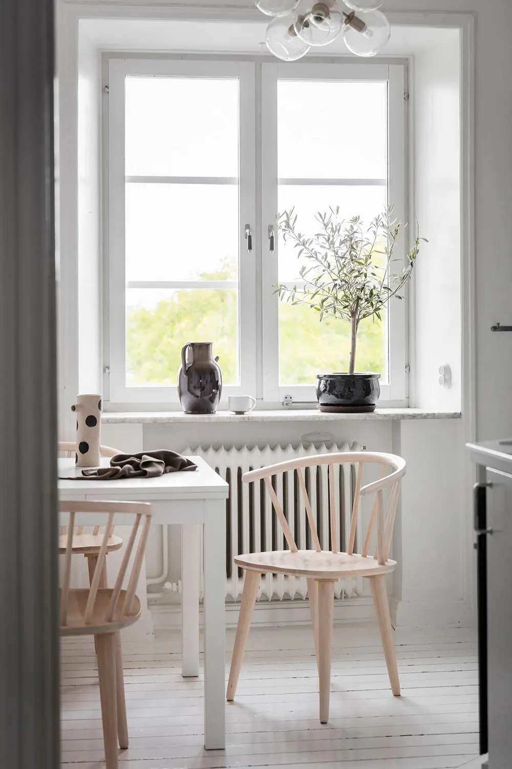 Intérieur scandinave blanc avec salle à manger passagère et chambre bleue (73 m²) - Gallery image 20