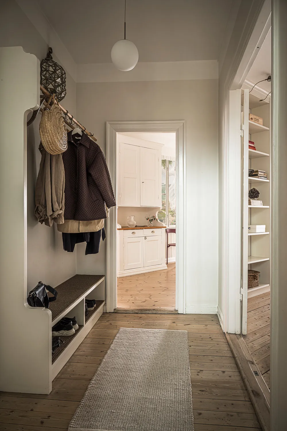 Teintes douces du blanc dans le design d'un appartement suédois spacieux - Gallery image 34