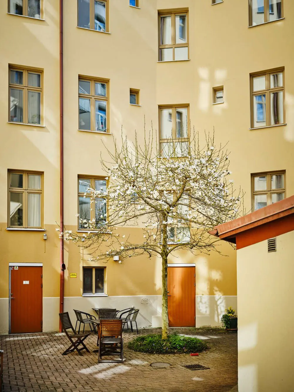 गर्म लिविंग रूम एवं शीतल बेडरूम: गोथेनबर्ग में स्थित एक आरामदायक अपार्टमेंट (66 वर्ग मीटर) - Gallery image 23